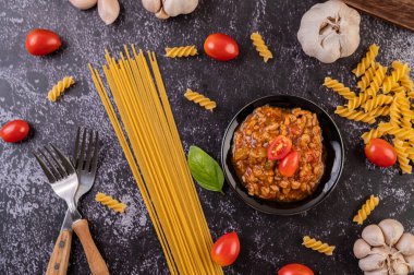 Kızarmış spagetti için sos ya da siyah tabakta kızarmış makarna..