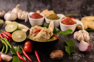 Tavuk, acı biber ve fesleğenli yeşil köri, domates, limon, kaffir limon ve sarımsaklı..