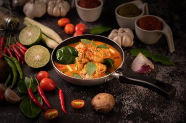 Limonlu körili tavuk, kaffir limon yaprağı, domates, limon ve sarımsak.