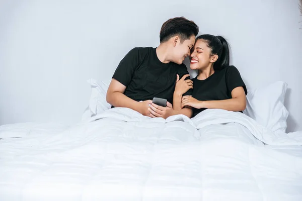 Dos Mujeres Amorosas Durmiendo Jugando Teléfonos Inteligentes —  Fotos de Stock