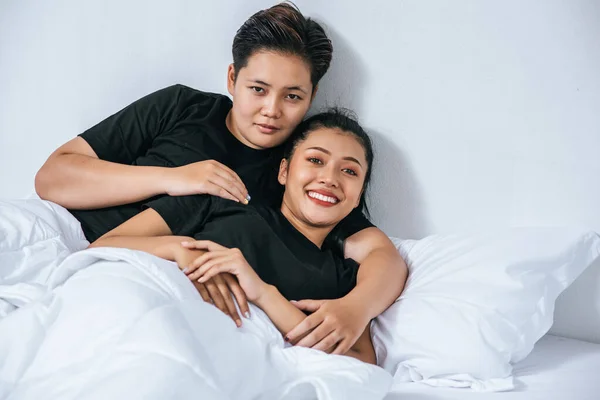 Kadın Çift Yatakta Birbirlerine Sarıldılar — Stok fotoğraf