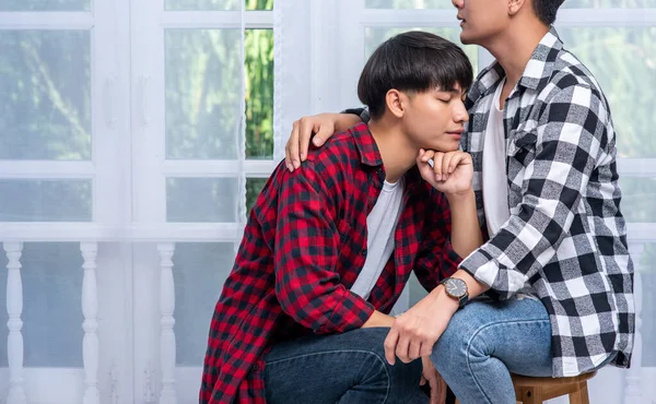 Dos Hombres Que Aman Abrazan Sientan Una Silla —  Fotos de Stock