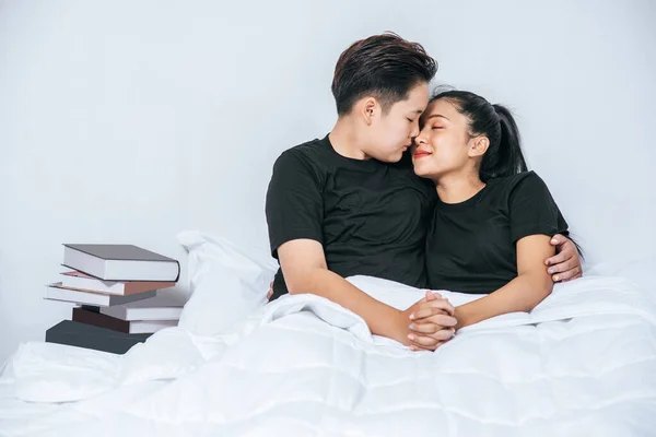 Kadın Çift Yatakta Birbirlerine Sarıldılar — Stok fotoğraf
