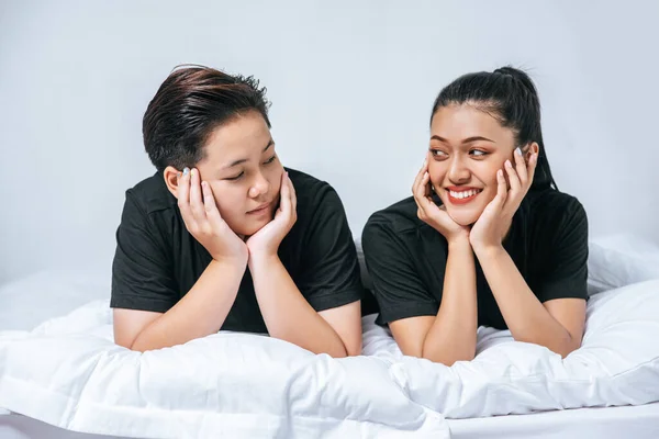 Twee Geliefde Jonge Vrouwen Sliepen Samen Bed — Stockfoto