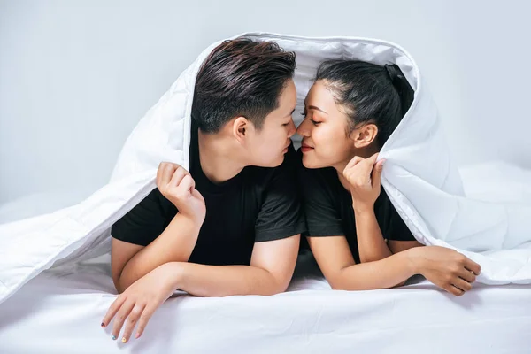 Twee Geliefde Jonge Vrouwen Sliepen Samen Bed — Stockfoto