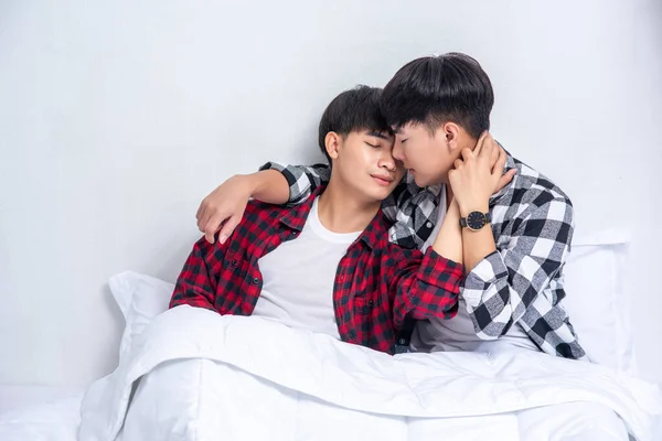 Két Szeretett Fiatalember Együtt Aludt Ágyban — Stock Fotó