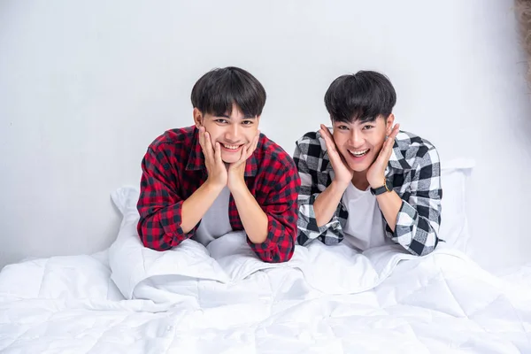 Dva Milovaní Mladí Muži Spolu Spali Posteli — Stock fotografie