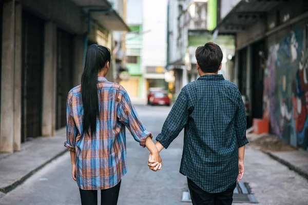 Dos Mujeres Amorosas Pie Cogidas Mano Calle —  Fotos de Stock