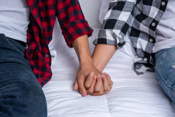 Два Дорогі Молоді Чоловіки Сиділи Ліжку Тримаючись Руки Дивлячись Один — стокове фото