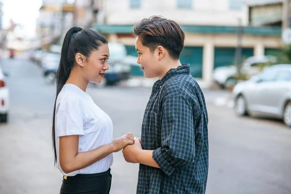 Dos Mujeres Amorosas Pie Cogidas Mano Calle — Foto de Stock