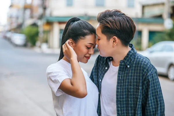 Las Mujeres Parejas Pie Mejilla Fragante — Foto de Stock