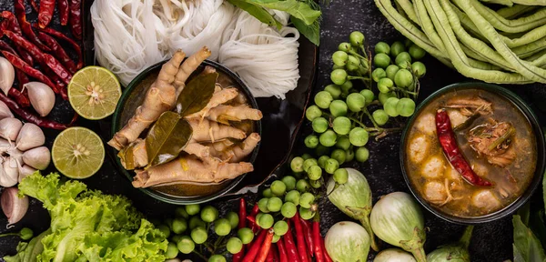 Rice Noodle Chicken Feet Liquid Bitter Melon Long Beans Lime — Stock Photo, Image