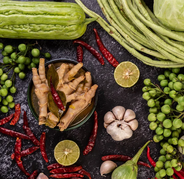 Risnudlar Och Kycklingfötter Flytande Med Bittermelon Långa Bönor Lime Vitlök — Stockfoto