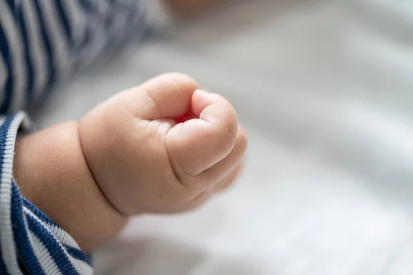 Mão Bebê Recém Nascido Cama Branca Foco Seletivo — Fotografia de Stock