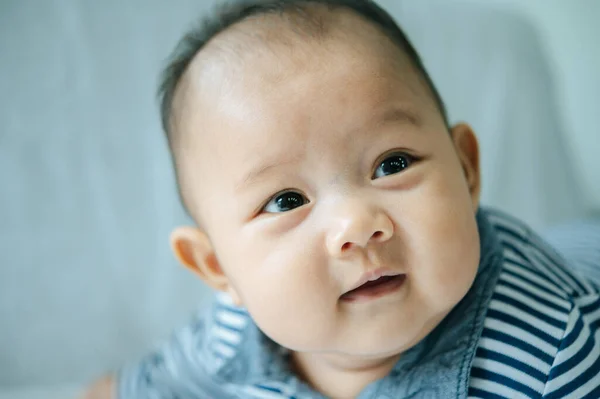 Ein Neugeborenes Das Die Augen Öffnet Und Nach Vorne Blickt — Stockfoto