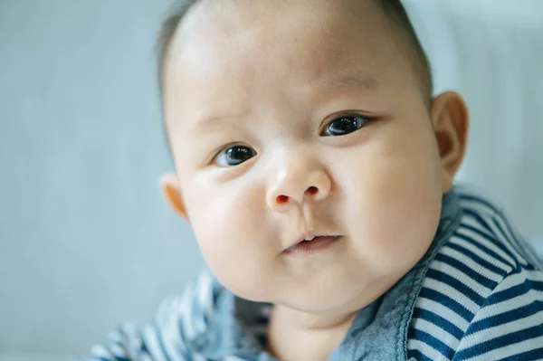 Ein Neugeborenes Das Die Augen Öffnet Und Nach Vorne Blickt — Stockfoto