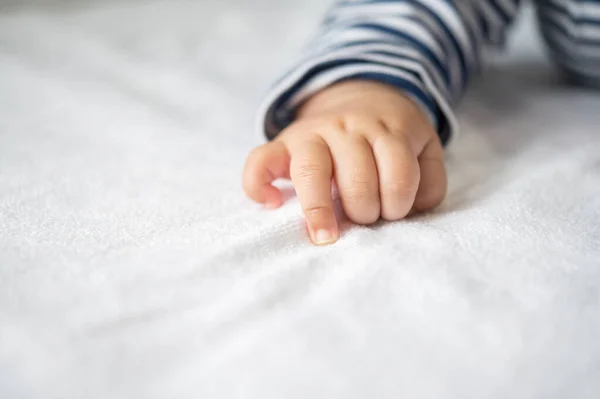 Mano Bebé Recién Nacido Cama Blanca Enfoque Selectivo — Foto de Stock