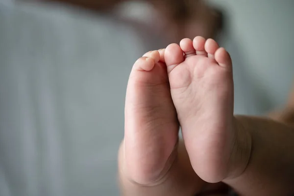 宝宝的脚在白色的床上 有选择的重点 — 图库照片