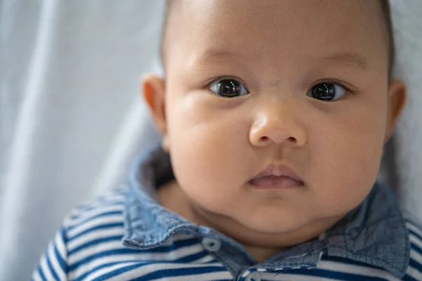 Bebé Recién Nacido Que Abre Los Ojos Mira Hacia Adelante —  Fotos de Stock