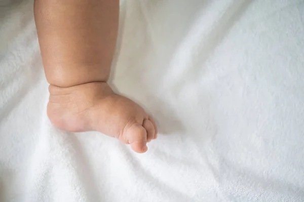 Beyaz Yatakta Bebek Ayakları Seçici Odak — Stok fotoğraf