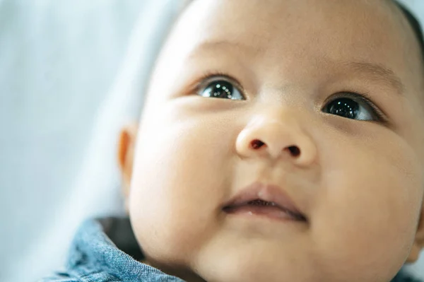 Neonato Che Apre Gli Occhi Guarda Avanti — Foto Stock