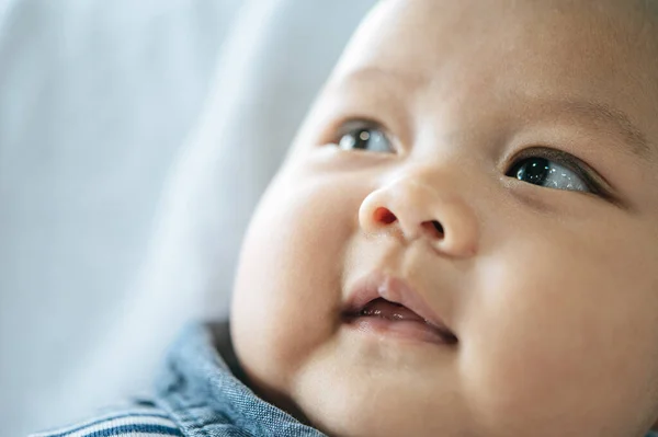 Neonato Che Apre Gli Occhi Guarda Lateralmente — Foto Stock