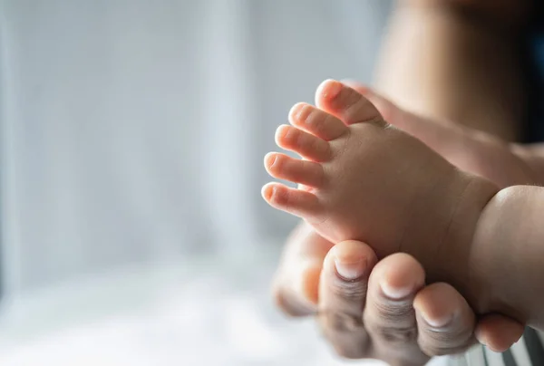 母亲的手使新生婴儿的脚优雅极了 — 图库照片