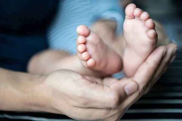 Mother Hand Graced Feet Newborn — Stock Photo, Image