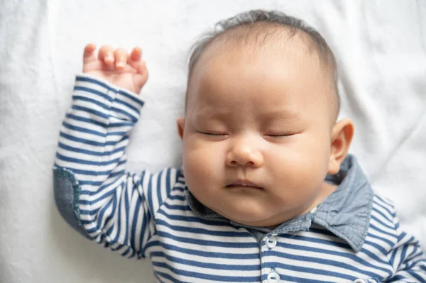 Niño Con Una Camisa Rayas Está Durmiendo Cama —  Fotos de Stock