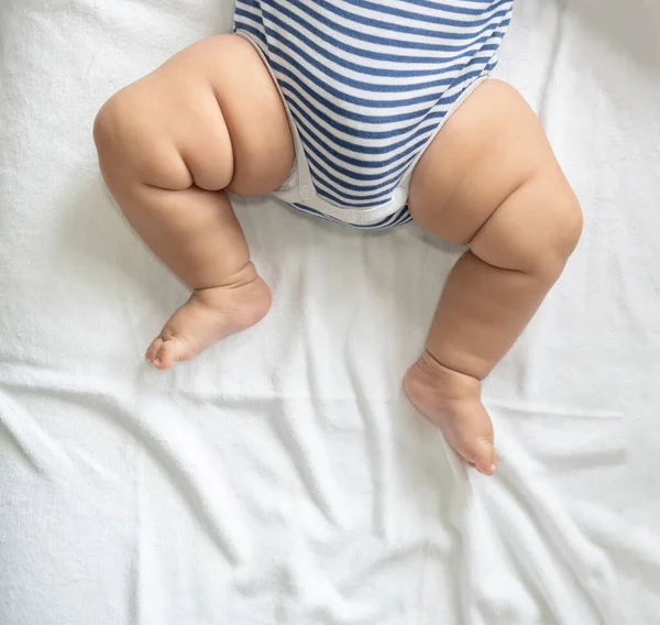 Pieds Bébé Dans Lit Blanc Concentration Sélective — Photo