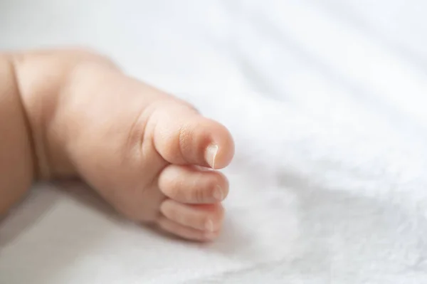 Piedi Del Bambino Nel Letto Bianco Focus Selettivo — Foto Stock