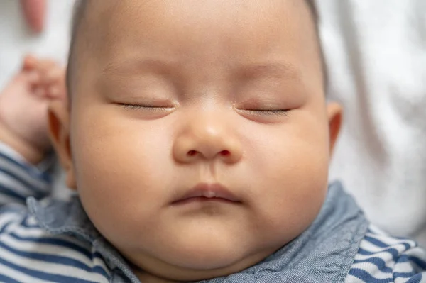 Niño Con Una Camisa Rayas Está Durmiendo Cama —  Fotos de Stock