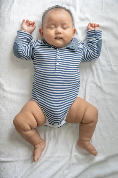 Ein Kleiner Junge Gestreiften Hemd Schläft Bett — Stockfoto