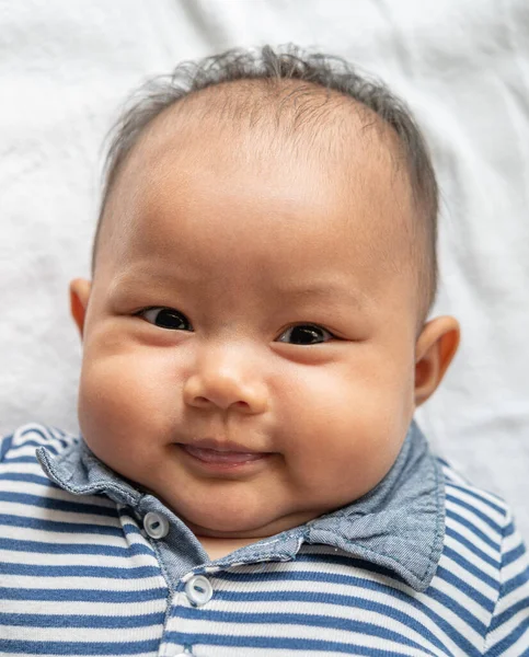赤ん坊は喜んで笑っている 選択的焦点 — ストック写真