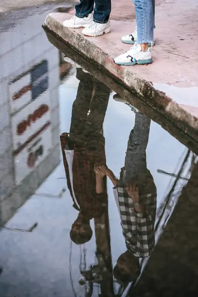 Dois Jovens Amados Camisas Passeio — Fotografia de Stock