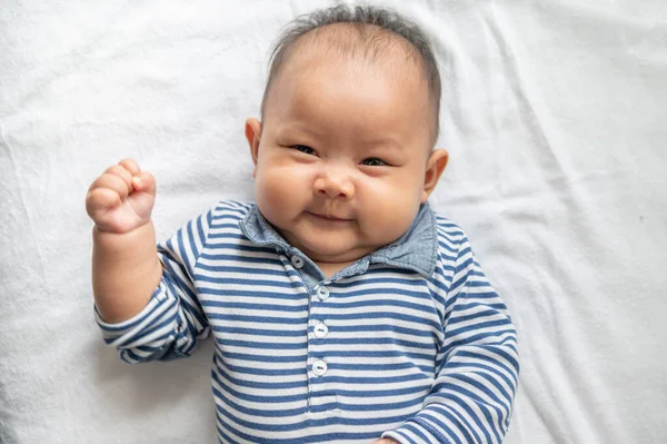 Baby Liegt Mit Dem Gesicht Nach Oben Auf Einem Weißen — Stockfoto