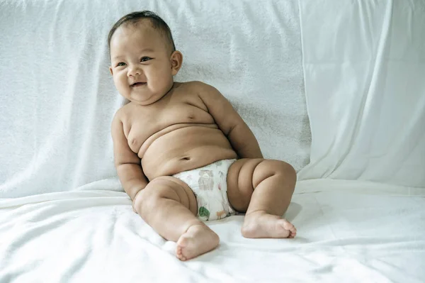 Bebê Aprende Sentar Uma Cama Branca — Fotografia de Stock