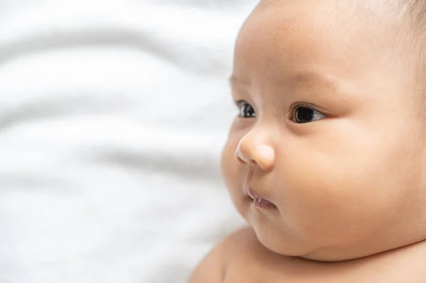 Bebé Recién Nacido Que Abre Los Ojos Mira Hacia Los —  Fotos de Stock