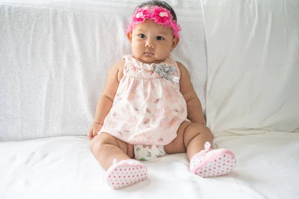 Ein Baby Lernt Auf Einem Weißen Bett Sitzen — Stockfoto