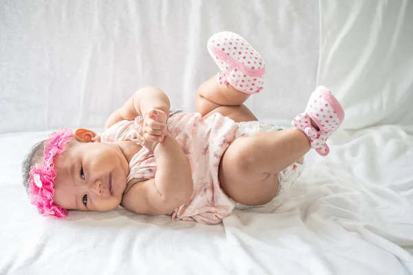 Bebek Sırt Üstü Yatıyor Elleri Ayakları Beyaz Yatakta Yükseliyor — Stok fotoğraf