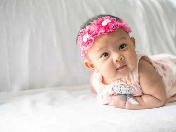 Das Baby Liegt Mit Dem Gesicht Auf Dem Bett — Stockfoto