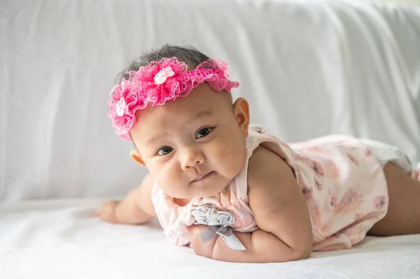 Das Baby Liegt Mit Dem Gesicht Auf Dem Bett — Stockfoto