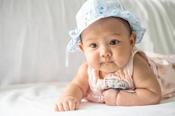 Das Baby Liegt Mit Dem Gesicht Auf Dem Bett — Stockfoto