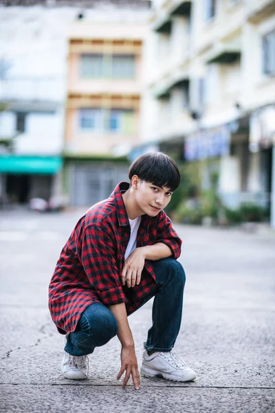 Joven Con Una Camisa Rayas Sentado Calle — Foto de Stock