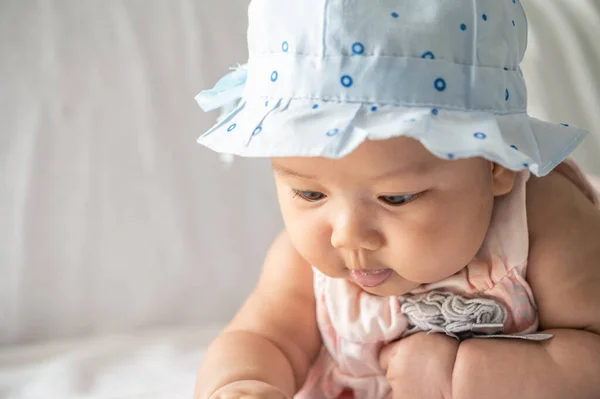 Das Baby Liegt Mit Dem Gesicht Auf Dem Bett — Stockfoto