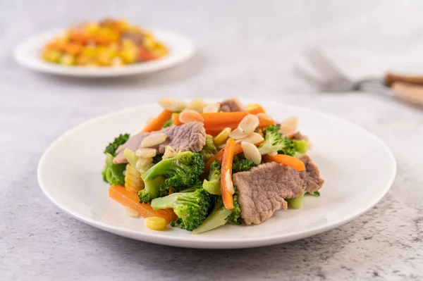 Mélange Légumes Frits Avec Porc Dans Une Assiette Blanche — Photo