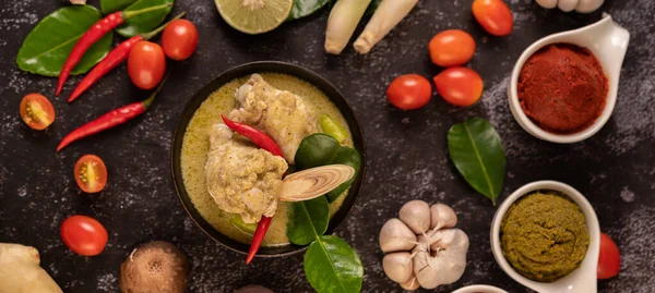 Zöld Curry Csirkével Chilivel Bazsalikommal Paradicsommal Lime Mal Káposztalevéllel Fokhagymával — Stock Fotó