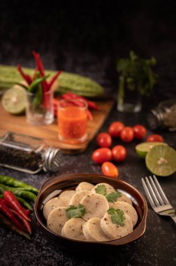 Vietnam sosisi bir fincana koymak için parçalara ayrılmış..