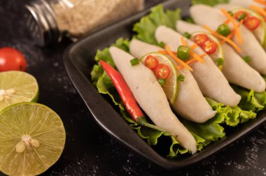 Limonlu ragbi topu, acı biber, domates ve biber..