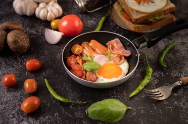 Yumurtalı, sosisli ve domatesli jambonlu kahvaltı. Acı biber ve fesleğen.